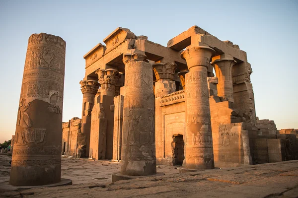 Kom Ombo Tapınağı sırasında güneşin doğuşunu, Mısır — Stok fotoğraf