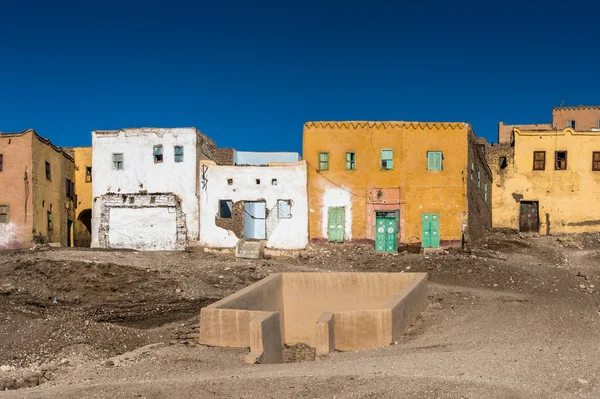 Gamla övergivna hus nära i Egypten — Stockfoto