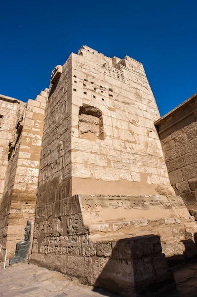 メディネト ハブ (位牌神殿ラムセス 3 世)、エジプトのルクソールの西岸 — ストック写真