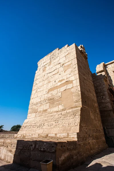 Medinet Habu (zádušní chrám Ramesse Iii.), západním břehu v Luxoru v Egyptě — Stock fotografie