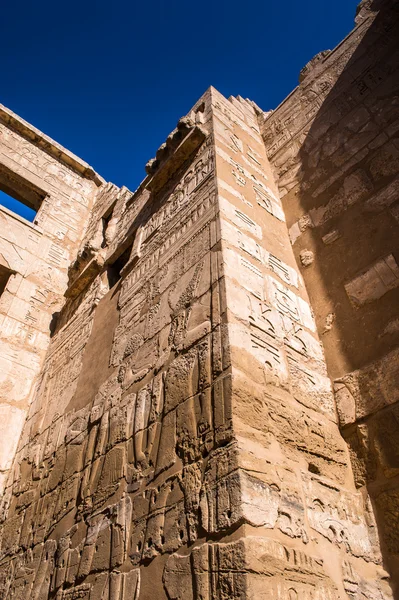 Οι ανακουφίσεις Medinet Habu (νεκροτομείο ναός του Ramesses ΙΙΙ), τη δυτική όχθη του Luxor στην Αίγυπτο — Φωτογραφία Αρχείου