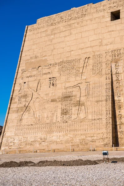 Medinet Habu (bårhus tempel av Ramses Iii), Västbanken av Luxor i Egypten — Stockfoto