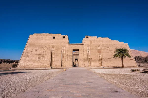 Medinet Habu (grobowej świątyni Ramzesa Iii), zachodnim brzegu w Luksorze w Egipcie — Zdjęcie stockowe