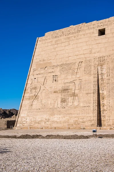 De Medinet Habu (mortuarium tempel van Ramses Iii), de westelijke oever van Luxor in Egypte — Stockfoto