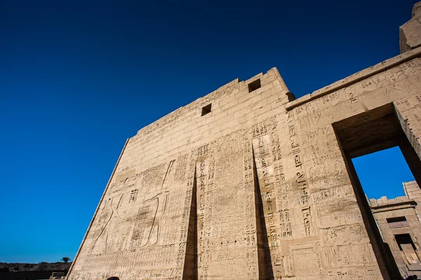 De Medinet Habu (mortuarium tempel van Ramses Iii), de westelijke oever van Luxor in Egypte — Stockfoto