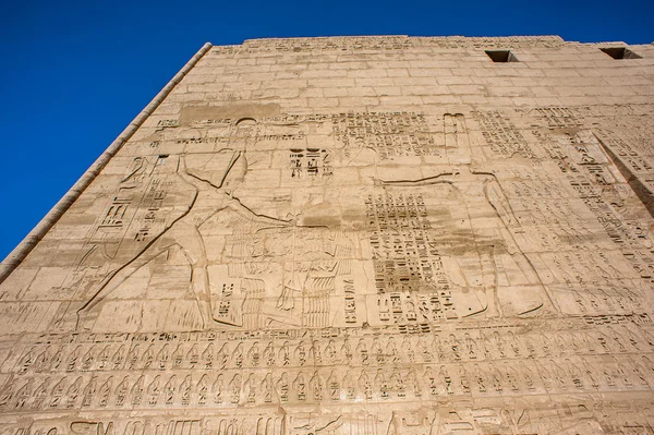 Οι ανακουφίσεις Medinet Habu (νεκροτομείο ναός του Ramesses ΙΙΙ), τη δυτική όχθη του Luxor στην Αίγυπτο — Φωτογραφία Αρχείου