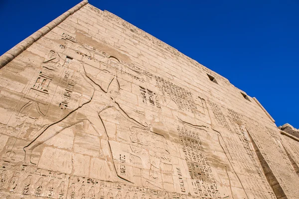 O Medinet Habu (Templo Mortuário de Ramsés III), Cisjordânia de Luxor no Egito — Fotografia de Stock