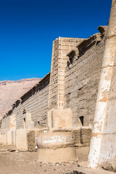 El Medinet Habu (Templo Mortuorio de Ramsés III), Cisjordania de Luxor en Egipto — Foto de Stock