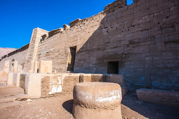 Medinet Habu (grobowej świątyni Ramzesa Iii), zachodnim brzegu w Luksorze w Egipcie — Zdjęcie stockowe