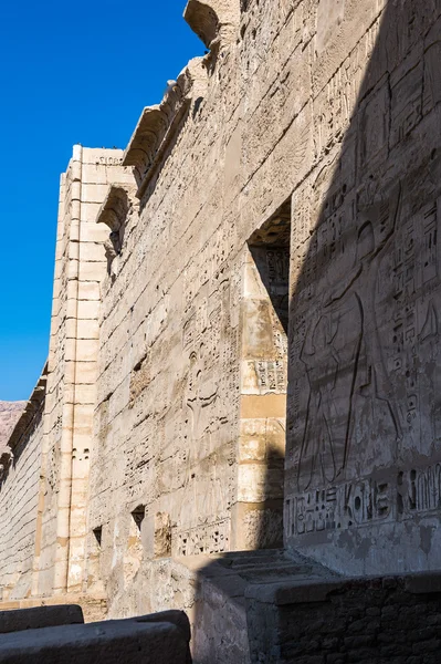 Medinet Habu (zádušní chrám Ramesse Iii.), západním břehu v Luxoru v Egyptě — Stock fotografie