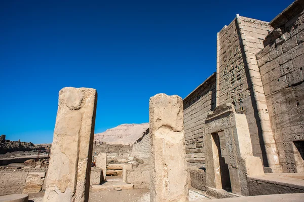 Medinet Habu (grobowej świątyni Ramzesa Iii), zachodnim brzegu w Luksorze w Egipcie — Zdjęcie stockowe