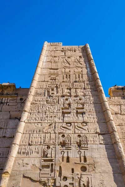 O Medinet Habu (Templo Mortuário de Ramsés III), Cisjordânia de Luxor no Egito — Fotografia de Stock