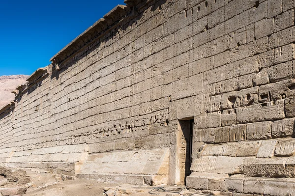 Medinet Habu (grobowej świątyni Ramzesa Iii), zachodnim brzegu w Luksorze w Egipcie — Zdjęcie stockowe