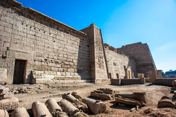 Medinet Habu (grobowej świątyni Ramzesa Iii), zachodnim brzegu w Luksorze w Egipcie — Zdjęcie stockowe