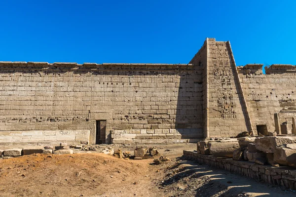 De Medinet Habu (mortuarium tempel van Ramses Iii), de westelijke oever van Luxor in Egypte — Stockfoto