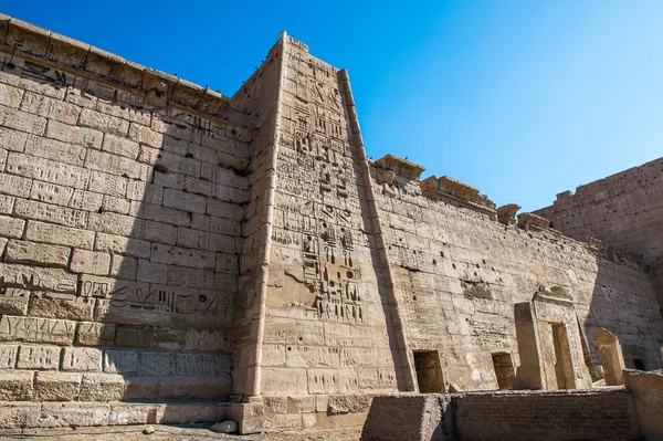 De Medinet Habu (mortuarium tempel van Ramses Iii), de westelijke oever van Luxor in Egypte — Stockfoto