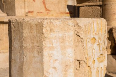 Başına, Batı Nil kıyısında morg Tapınağı parçası