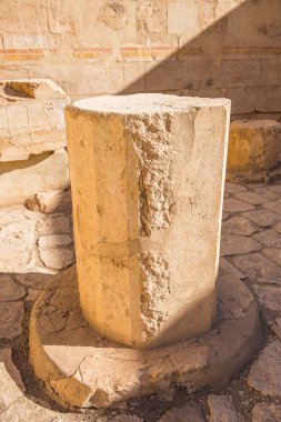 Başına, Batı Nil kıyısında morg Tapınağı parçası