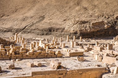 Başına, Batı Nil kıyısında morg Tapınağı parçası