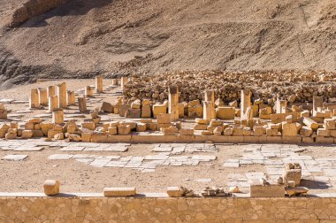 Başına, Batı Nil kıyısında morg Tapınağı parçası