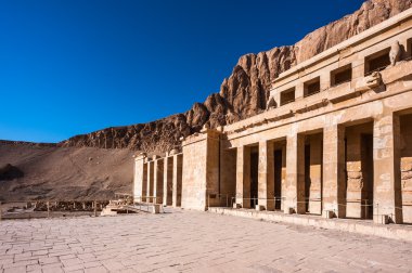 Başına, Batı Nil kıyısında morg Tapınağı parçası