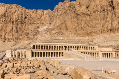 Başına, Batı Nil kıyısında morg Tapınağı parçası