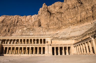 Başına, Batı Nil kıyısında morg Tapınağı parçası