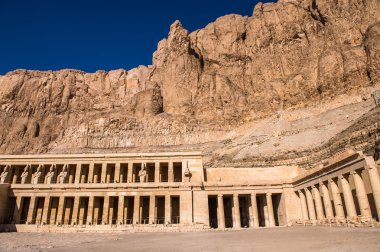 Başına, Batı Nil kıyısında morg Tapınağı parçası