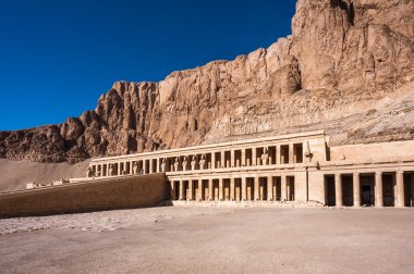 Başına, Batı Nil kıyısında morg Tapınağı parçası