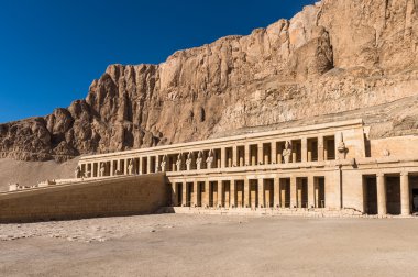 Başına, Batı Nil kıyısında morg Tapınağı parçası