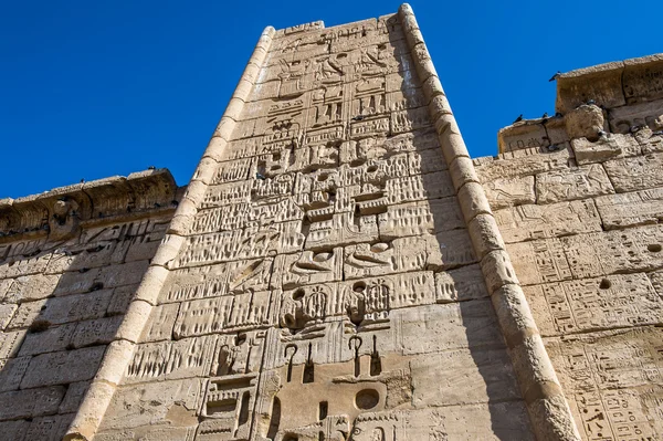 De Medinet Habu (mortuarium tempel van Ramses Iii), de westelijke oever van Luxor in Egypte — Stockfoto