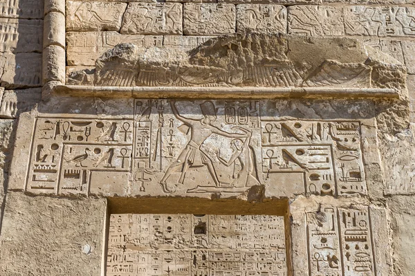 在埃及卢克索西岸，Medinethabu，它 (殓房寺的拉美西斯三世) — 图库照片