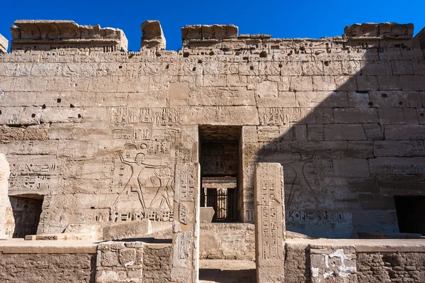 O Medinet Habu (Templo Mortuário de Ramsés III), Cisjordânia de Luxor no Egito — Fotografia de Stock