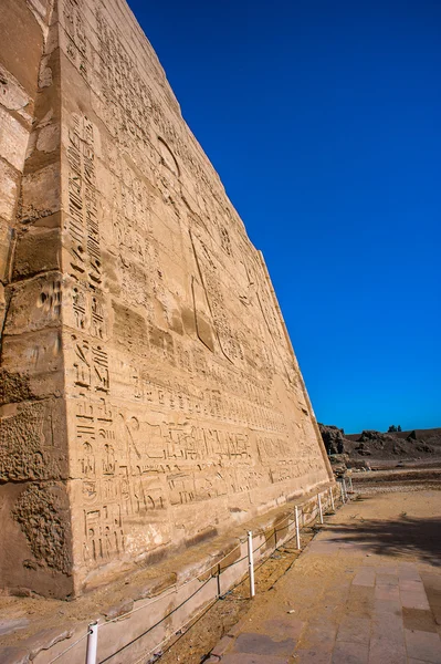 De Medinet Habu (mortuarium tempel van Ramses Iii), de westelijke oever van Luxor in Egypte — Stockfoto