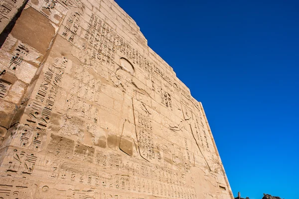 Οι ανακουφίσεις Medinet Habu (νεκροτομείο ναός του Ramesses ΙΙΙ), τη δυτική όχθη του Luxor στην Αίγυπτο — Φωτογραφία Αρχείου