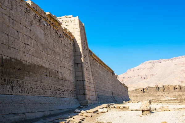 Medinet Habu (grobowej świątyni Ramzesa Iii), zachodnim brzegu w Luksorze w Egipcie — Zdjęcie stockowe