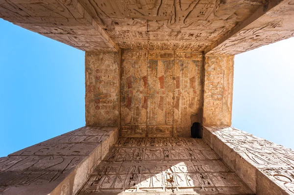 Οι ανακουφίσεις Medinet Habu (νεκροτομείο ναός του Ramesses ΙΙΙ), τη δυτική όχθη του Luxor στην Αίγυπτο — Φωτογραφία Αρχείου