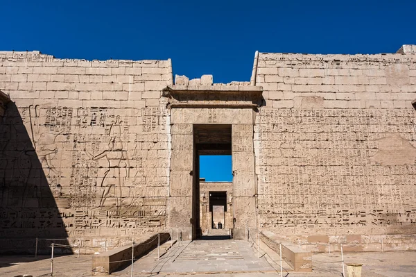 Οι ανακουφίσεις Medinet Habu (νεκροτομείο ναός του Ramesses ΙΙΙ), τη δυτική όχθη του Luxor στην Αίγυπτο — Φωτογραφία Αρχείου