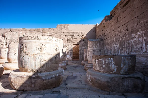 De Medinet Habu (mortuarium tempel van Ramses Iii), de westelijke oever van Luxor in Egypte — Stockfoto