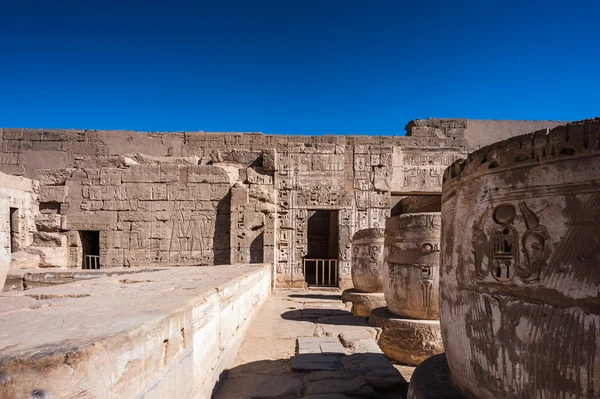 Οι ανακουφίσεις Medinet Habu (νεκροτομείο ναός του Ramesses ΙΙΙ), τη δυτική όχθη του Luxor στην Αίγυπτο — Φωτογραφία Αρχείου