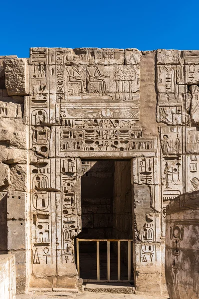 Medinet Habu (grobowej świątyni Ramzesa Iii), zachodnim brzegu w Luksorze w Egipcie — Zdjęcie stockowe