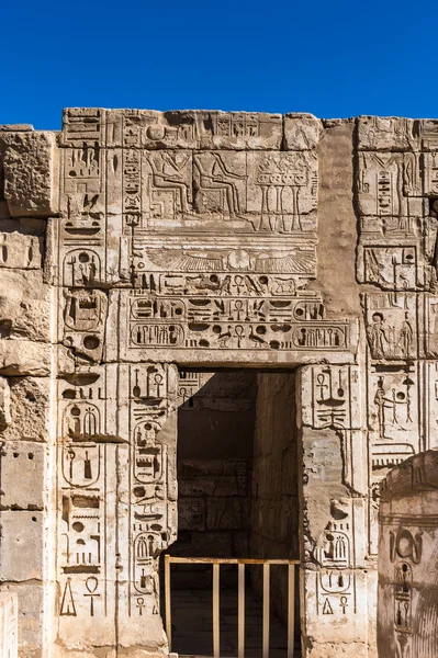 Medinet Habu (bårhus tempel av Ramses Iii), Västbanken av Luxor i Egypten — Stockfoto