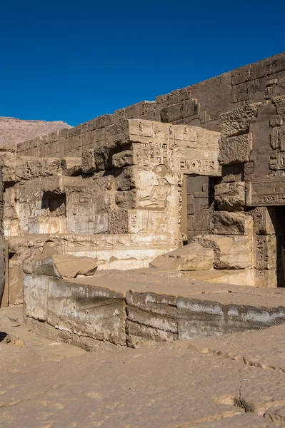 Οι ανακουφίσεις Medinet Habu (νεκροτομείο ναός του Ramesses ΙΙΙ), τη δυτική όχθη του Luxor στην Αίγυπτο — Φωτογραφία Αρχείου