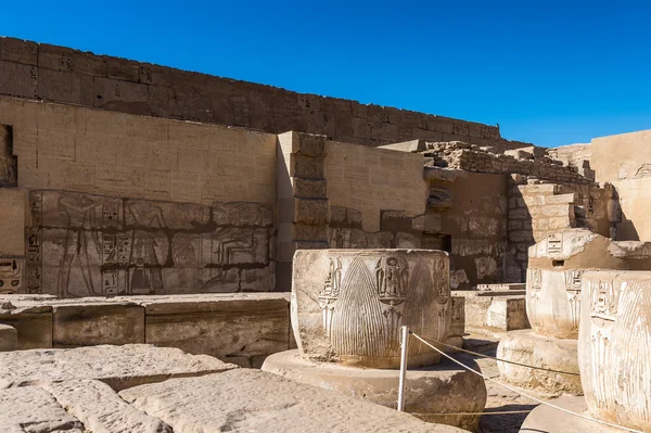 De Medinet Habu (mortuarium tempel van Ramses Iii), de westelijke oever van Luxor in Egypte — Stockfoto