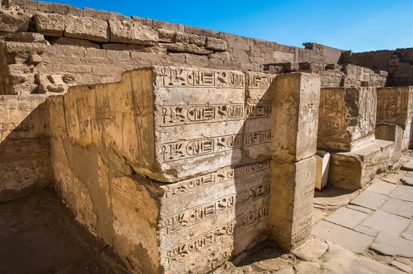 Medinet Habu (grobowej świątyni Ramzesa Iii), zachodnim brzegu w Luksorze w Egipcie — Zdjęcie stockowe