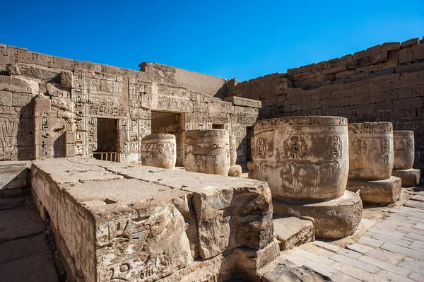 Medinet Habu (grobowej świątyni Ramzesa Iii), zachodnim brzegu w Luksorze w Egipcie — Zdjęcie stockowe