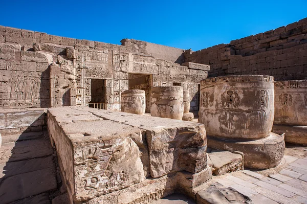 Οι ανακουφίσεις Medinet Habu (νεκροτομείο ναός του Ramesses ΙΙΙ), τη δυτική όχθη του Luxor στην Αίγυπτο — Φωτογραφία Αρχείου