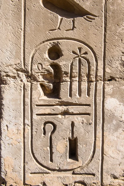 Οι ανακουφίσεις Medinet Habu (νεκροτομείο ναός του Ramesses ΙΙΙ), τη δυτική όχθη του Luxor στην Αίγυπτο — Φωτογραφία Αρχείου