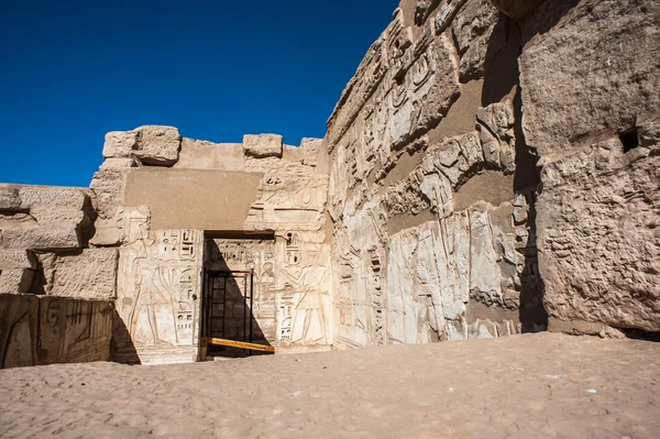 Medinet Habu (grobowej świątyni Ramzesa Iii), zachodnim brzegu w Luksorze w Egipcie — Zdjęcie stockowe