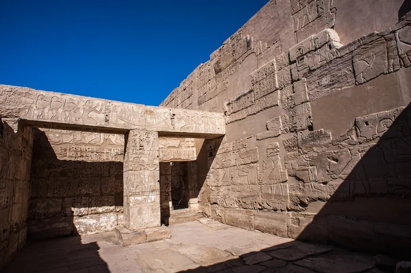 De Medinet Habu (mortuarium tempel van Ramses Iii), de westelijke oever van Luxor in Egypte — Stockfoto